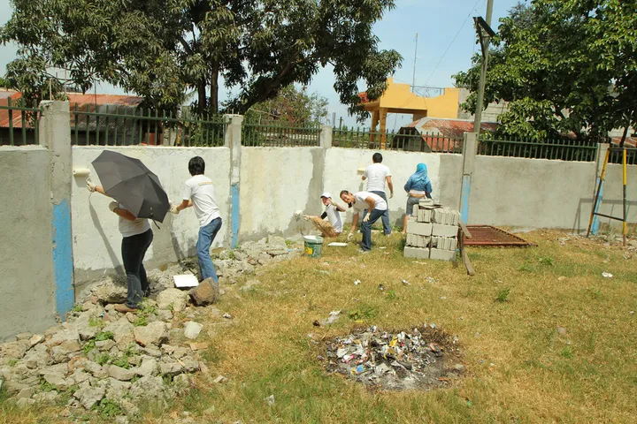 Volunteers painting a wall in Bagong Silang
